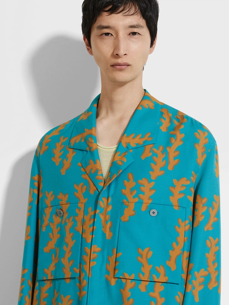 Camicia da notte in seta con stampa Oasi, blu turchese e ocra Camicia da notte in seta con stampa Oasi, blu turchese e ocra