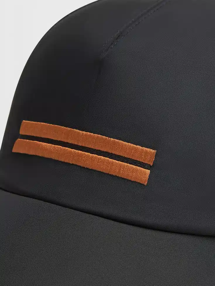 Cappello in tessuto tecnico nero