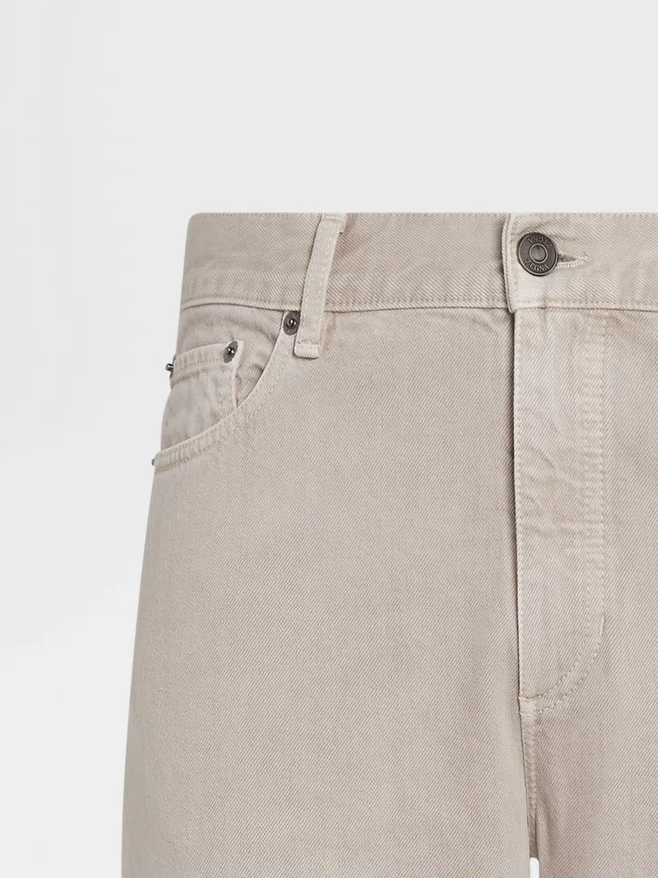 Jeans Roccia in cotone stone-washed color tortora chiaro Jeans Roccia in cotone stone-washed color tortora chiaro