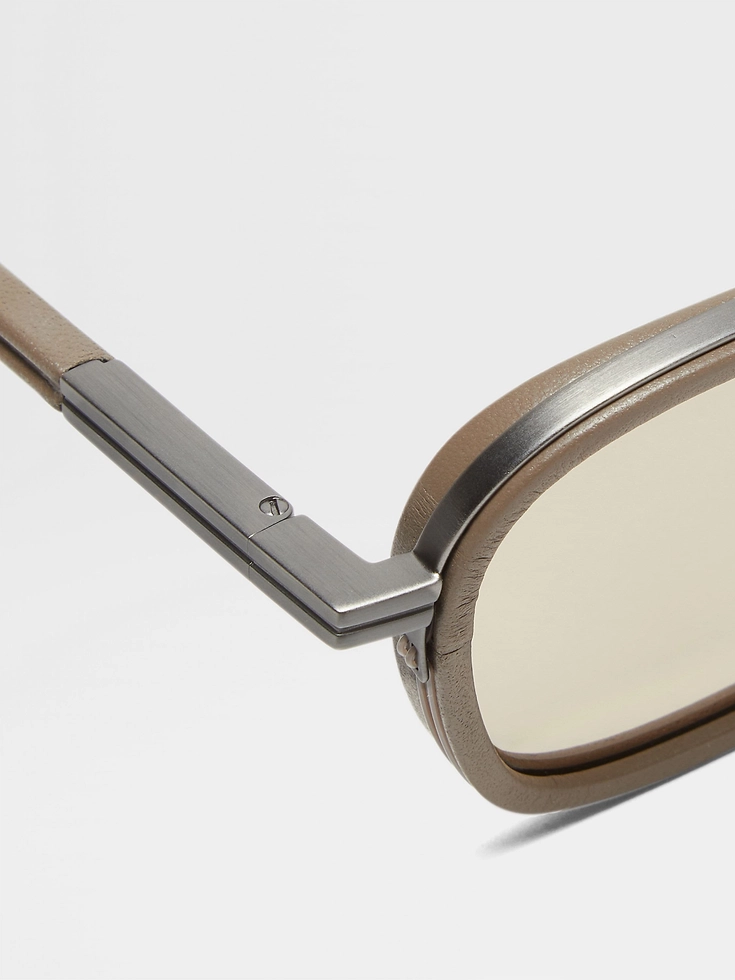 Occhiali da sole Orizzonte I in metallo acetato e pelle beige scuro Occhiali da sole Orizzonte I in metallo acetato e pelle beige scuro