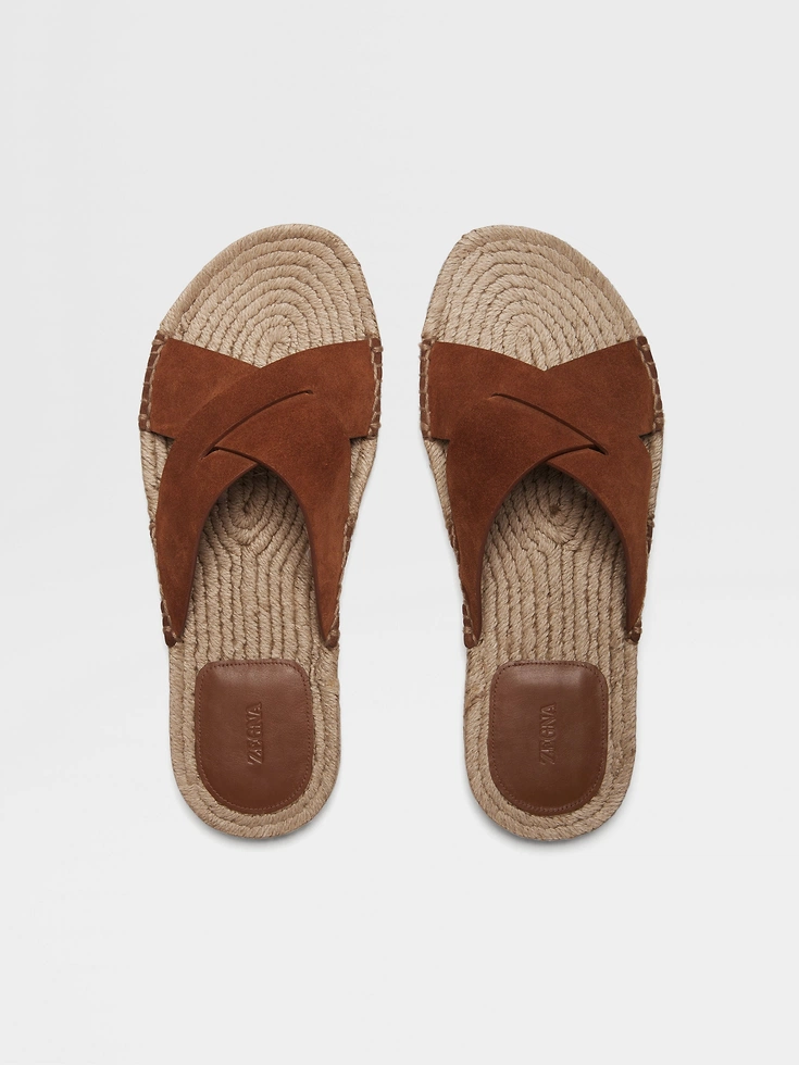 Sandali espadrillas in pelle scamosciata con fogliame scuro Sandali espadrillas in pelle scamosciata con fogliame scuro