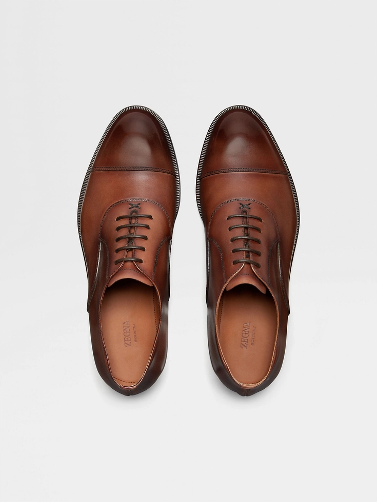 Scarpe Oxford Torino in pelle marrone chiaro Scarpe Oxford Torino in pelle marrone chiaro