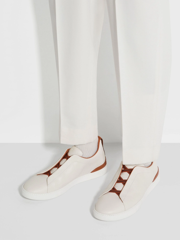 Sneakers Triple Stitch™ in pelle di cervo bianco sporco
