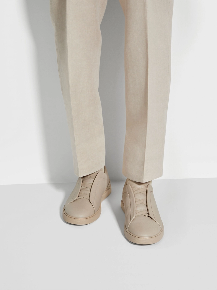 Sneakers Triple Stitch™ in pelle di daino beige