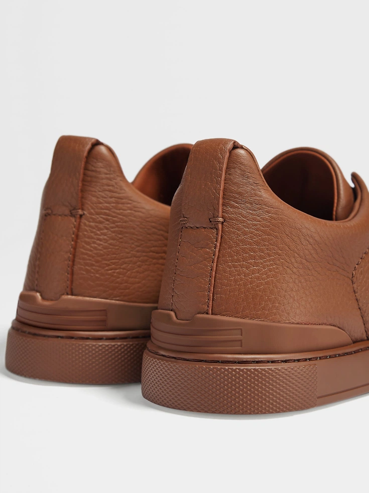 Sneakers Triple Stitch™ in pelle di daino con fogliame scuro Sneakers Triple Stitch™ in pelle di daino con fogliame scuro