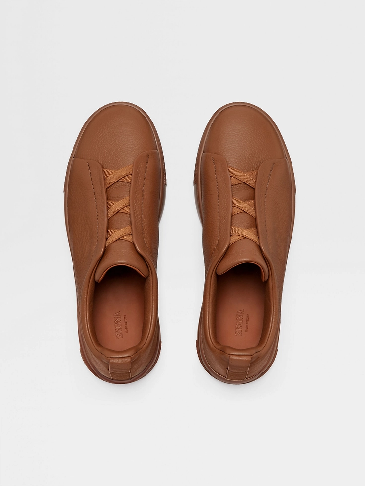 Sneakers Triple Stitch™ in pelle di daino con fogliame scuro Sneakers Triple Stitch™ in pelle di daino con fogliame scuro