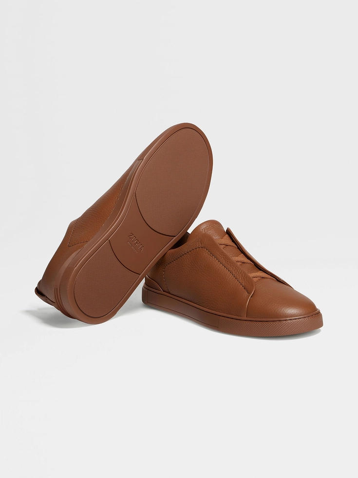Sneakers Triple Stitch™ in pelle di daino con fogliame scuro Sneakers Triple Stitch™ in pelle di daino con fogliame scuro