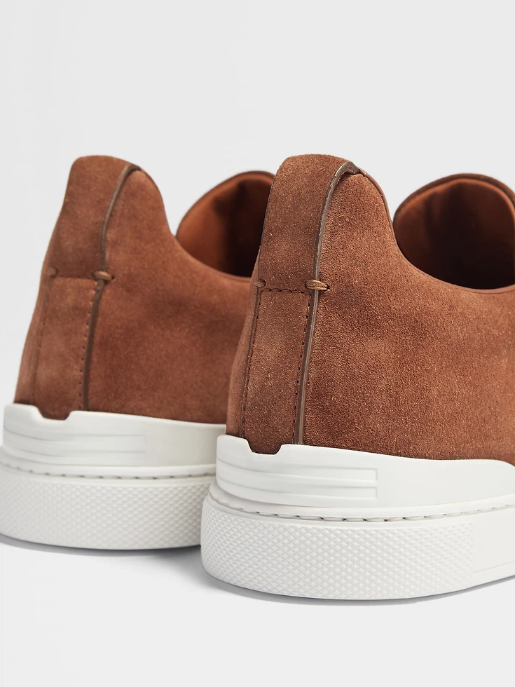 Sneakers Triple Stitch™ in pelle scamosciata color tabacco