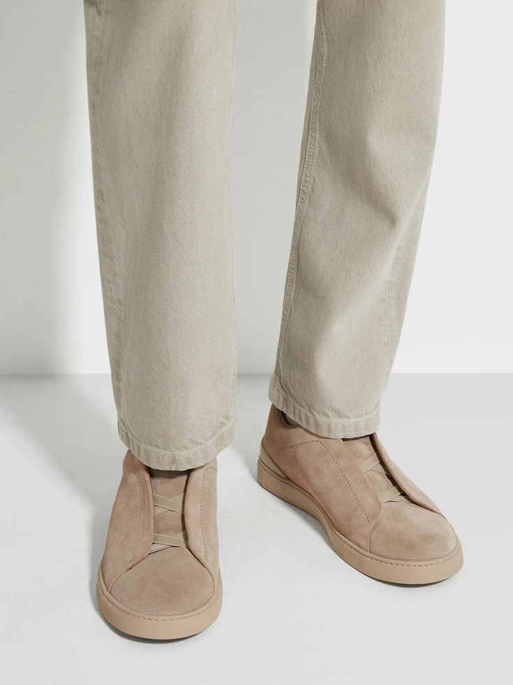 Sneakers Triple Stitch™ in pelle scamosciata color tortora chiaro