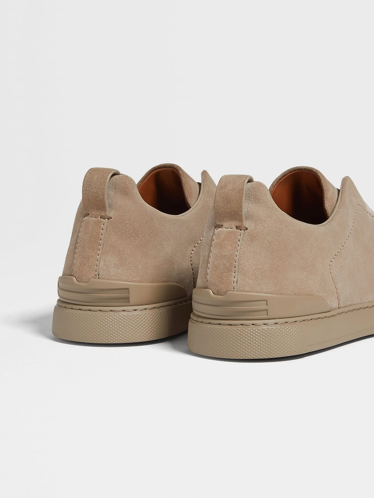 Sneakers Triple Stitch™ in pelle scamosciata color tortora chiaro Sneakers Triple Stitch™ in pelle scamosciata color tortora chiaro