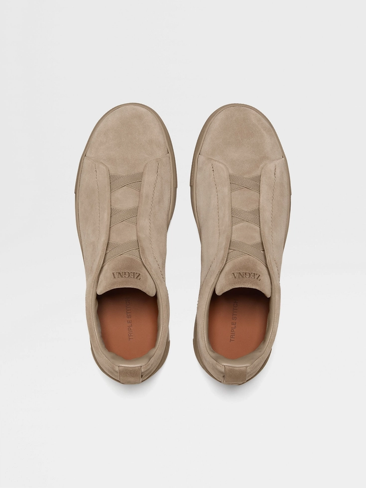 Sneakers Triple Stitch™ in pelle scamosciata color tortora chiaro Sneakers Triple Stitch™ in pelle scamosciata color tortora chiaro